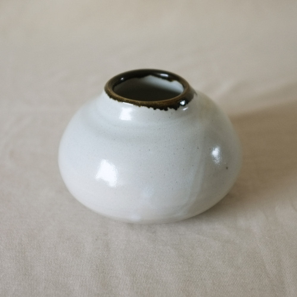 white round pot