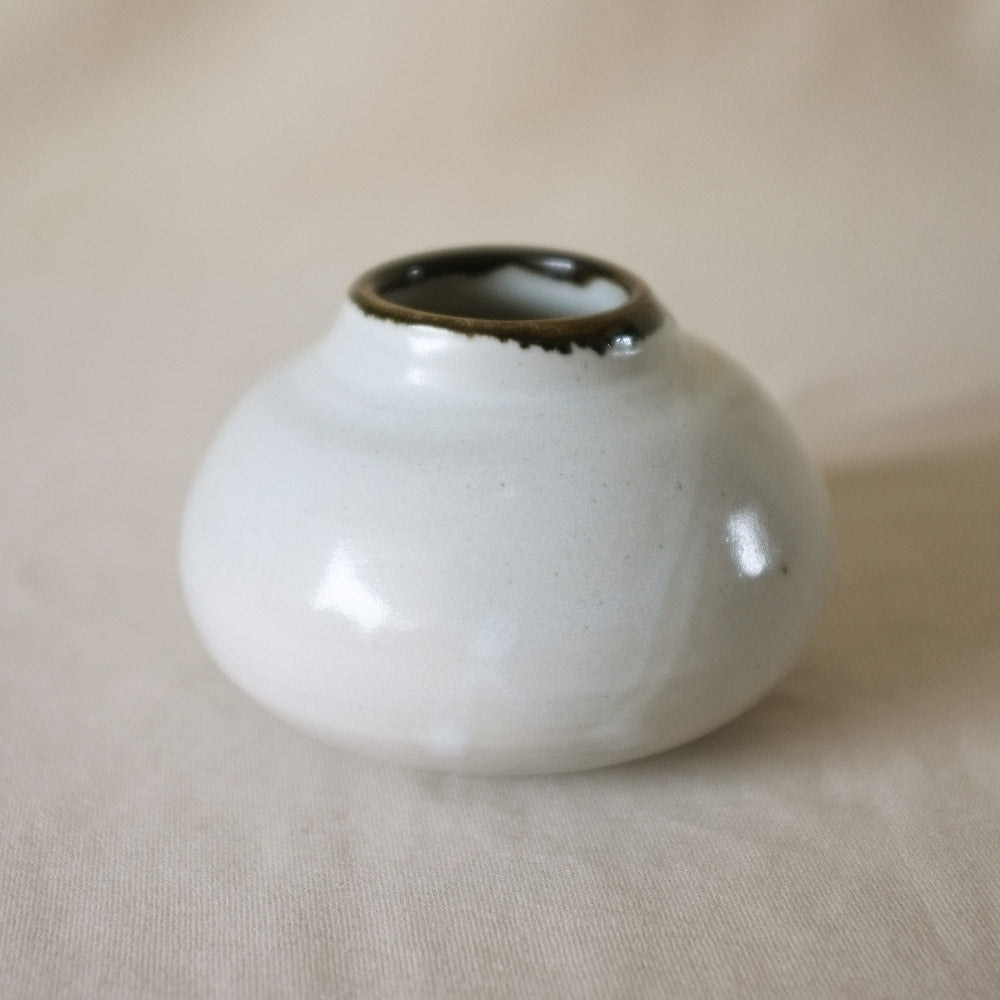white round pot