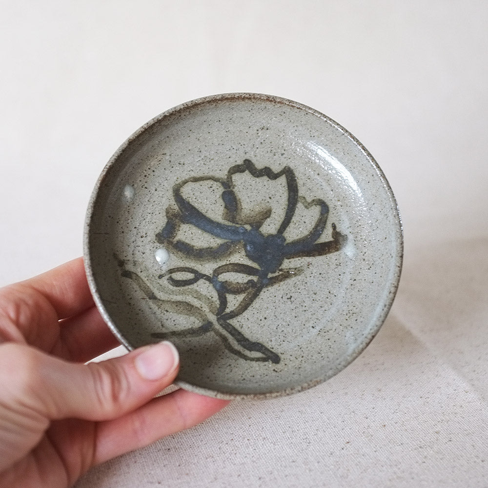 stem brushstroke dish
